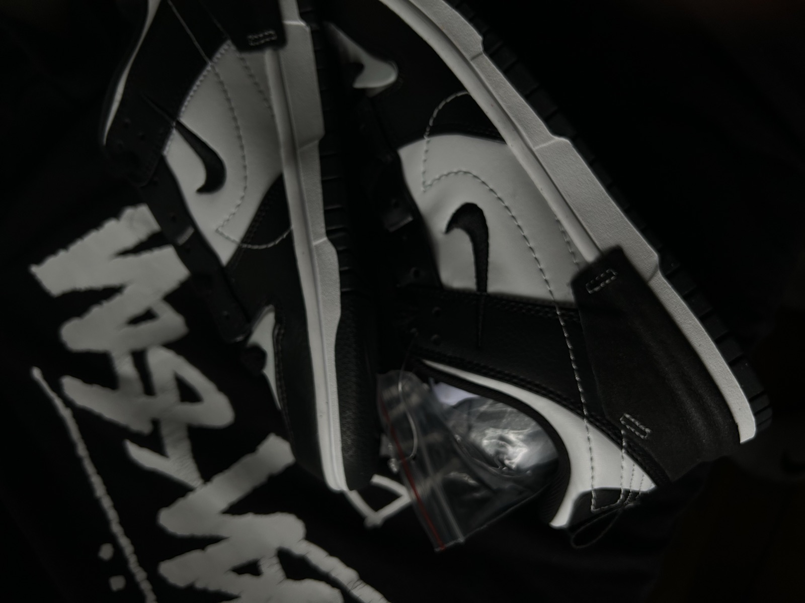 Paire Nike x Jacquemus Air Humara posée de profil