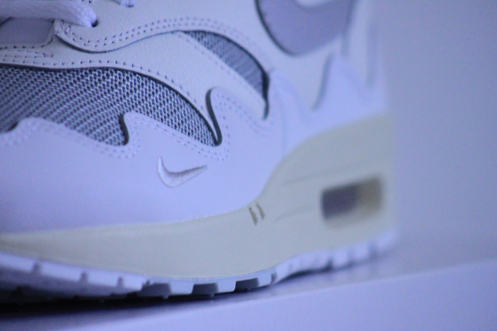 Sneaker collab photographiée sous lumière naturelle