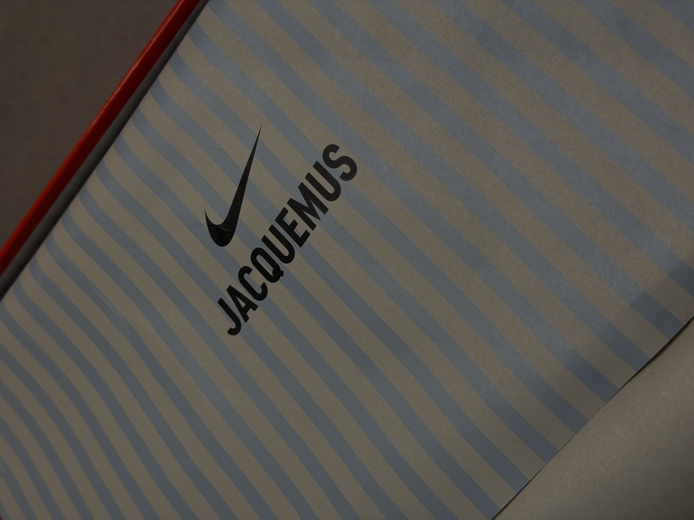 Gros plan sur le swoosh et les coutures d'une Nike authentifiée