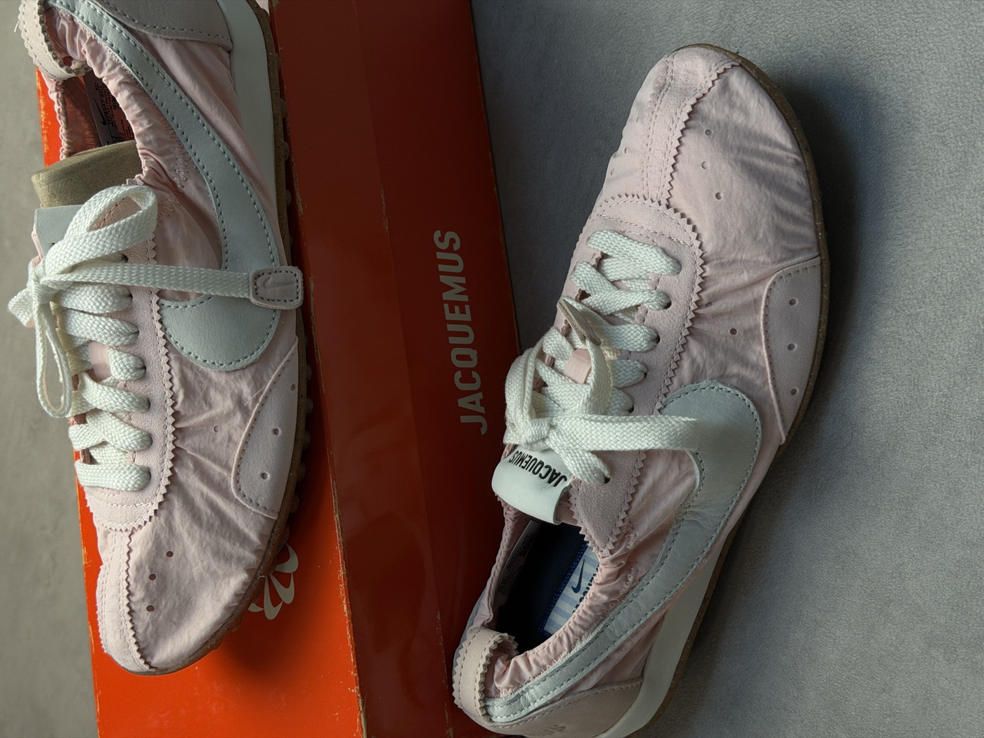 Collab Jacquemus x Nike vue sous un angle 3/4